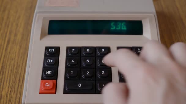 Старий, ретро або вінтажний калькулятор на столі, зроблений в Усрі. Ретро совітний калькулятор, натискання рук — стокове відео