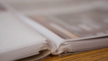 Adam eski bir fotoğraf albümünü karıştırıyor