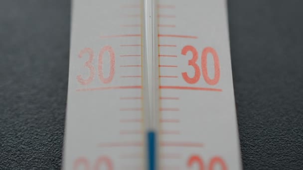 Escala azul en el termómetro sobre fondo negro — Vídeos de Stock