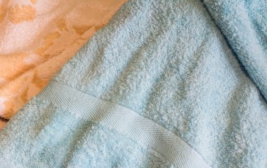 Arkaplanda havlu yığını