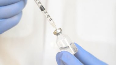 Doktor Asya ve Afrika ülkelerinde tropikal hastalık aşısı hazırlıyor.