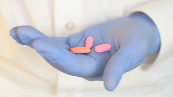 Rosa läkemedel antidepressiva piller i läkarnas hand — Stockvideo