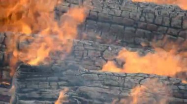 Ne kadar büyük ahşap kirişlerin yandığına yakından bakın.