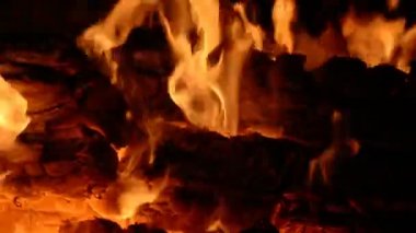 Gece arkaplanındaki yangın alevi