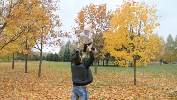 Papá vomita una pequeña hija feliz — Vídeos de Stock