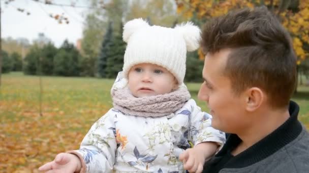 Giovane padre bello e la sua piccola figlia — Video Stock