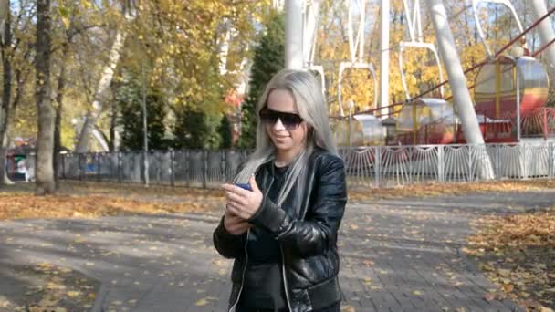 Молода красива блондинка танцює в парку — стокове відео