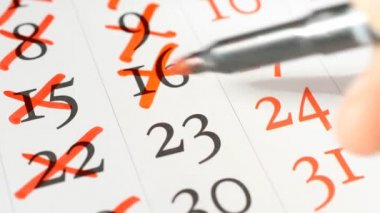 Takvimdeki bir sayının kırmızı işaretini çiziyorum