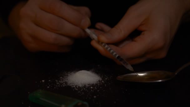 Fecskendő heroinnal egy kanállal közelkép HD — Stock videók