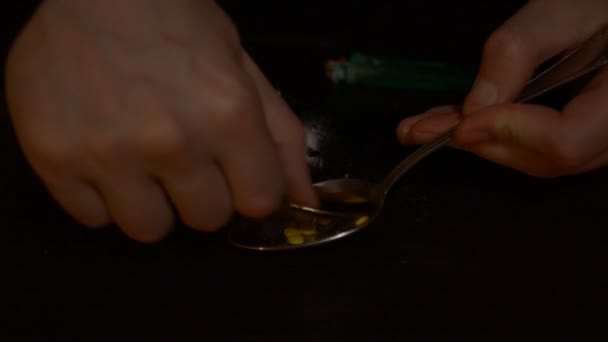 Φάρμακο από κίτρινα χάπια σε ένα κουτάλι — Αρχείο Βίντεο