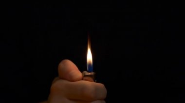 Siyah arkaplanda gaz çakmağı