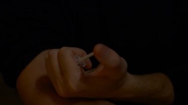 Uyuşturucu bağımlısı konsepti, koluna eroin enjekte eden erkek, öforik etkisi, yakın plan kullanımı yasaklanmış uyuşturucu