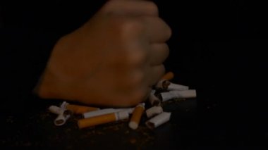 Siyah arkaplanda sigara içmeyi bırak