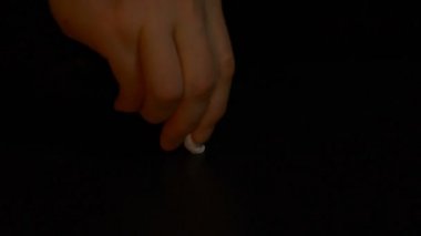 Sigarayı çiğner, sigara içmeyi bırakır.