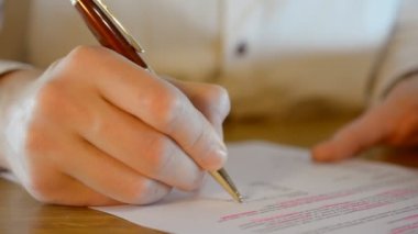 Arazi sözleşmesi imzalayan iş adamı elinde altın kalemle adamın el kamerası görüntülerini çekiyor..
