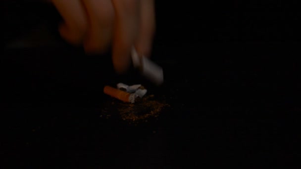 Попирает сигареты, бросить курить концепцию — стоковое видео