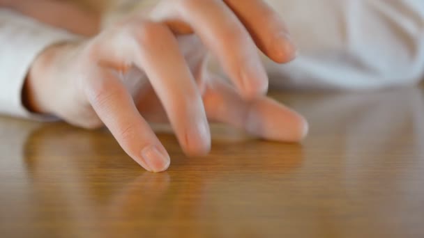 Primeros planos mano masculina nerviosamente golpeando los dedos sobre la mesa . — Vídeo de stock