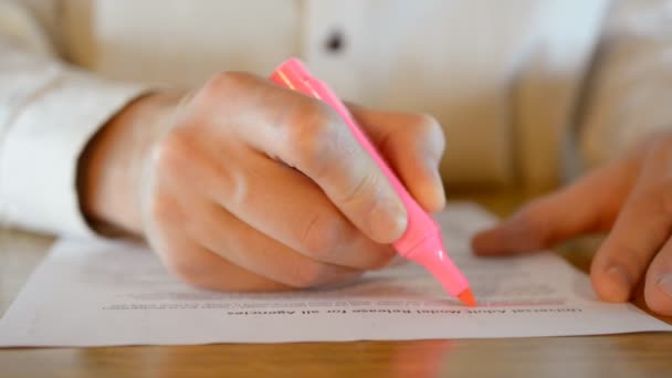 Close-up de mãos masculinas marcar texto importante em documentos de negócios com marcador — Vídeo de Stock