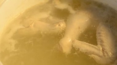 Tavada tavuk budu pişirirken su kapalı.