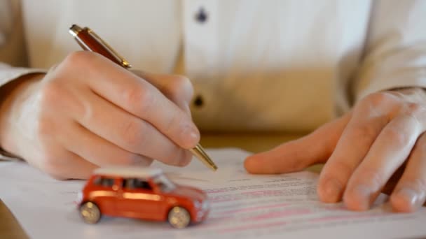 Assinatura de um contrato de seguro automóvel — Vídeo de Stock