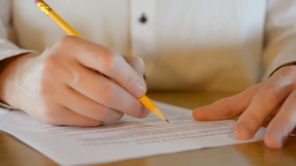 Zakenman leest het contract en vestigt de aandacht op belangrijke punten in de overeenkomst — Stockvideo