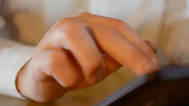 Close-up hd filmato di mano dell'uomo che tocca lo schermo sul moderno PC tablet digitale — Video Stock