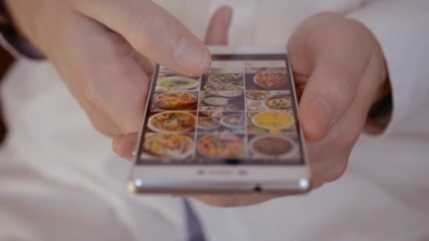 Гомель, Беларусь - 22 ноября 2019 года: крупным планом показаны руки белого человека, просматривающего популярную в Instagram пиццу или еду с хэштегом . — стоковое видео