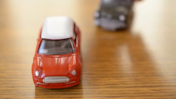 Twee auto 's speelgoed — Stockvideo