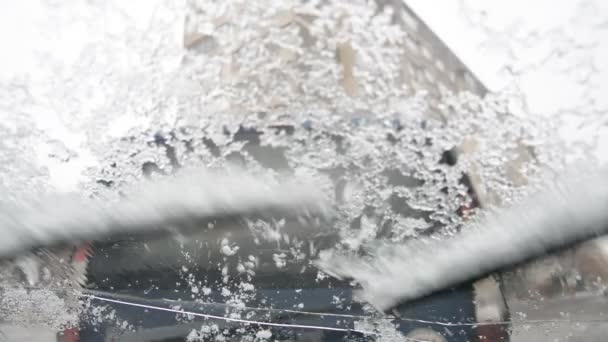 Otomobil kar üzerinden temiz cam fırçalar — Stok video