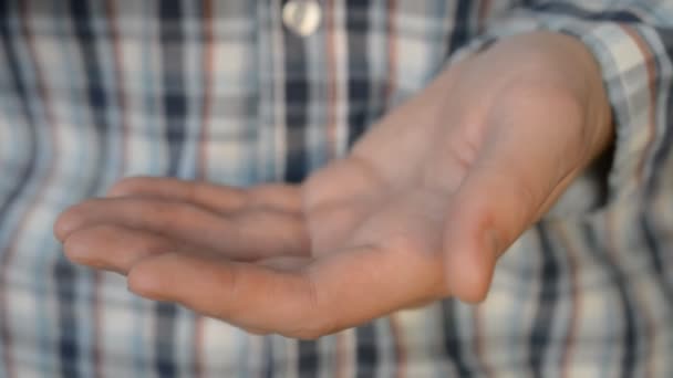 Man tar och rosa piller vitaminer eller droger tabletter i handen från vita piller flaska — Stockvideo