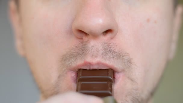 Красивий молодий чоловік стикається з їжею шоколаду — стокове відео