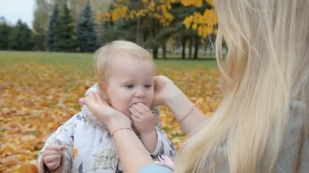 Joven madre y su pequeña hija feliz — Vídeo de stock