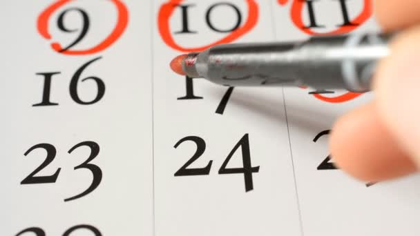 Χέρι ημερομηνίες και ημέρες σήμανσης στο ημερολόγιο με κόκκινο δείκτη — Αρχείο Βίντεο