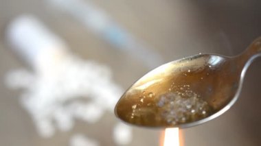 Kaşıkla eroin pişirmek, tehlikeli bağımlılık kavramı ve ağır uyuşturucuların yayılması.