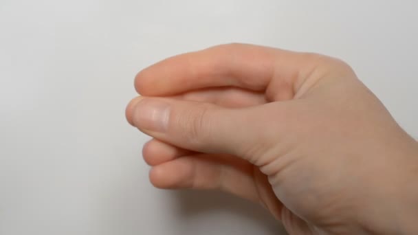 doigts claquant main de l'homme 