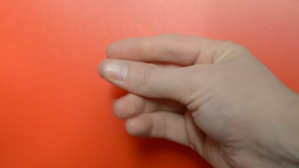 Snapping dedos mão homem no fundo vermelho — Vídeo de Stock