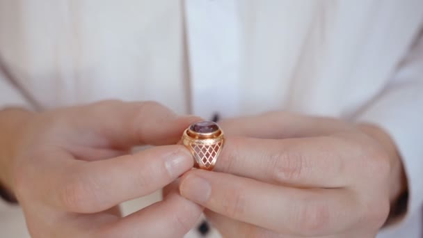 Mans hands hold a old golden drahokam ring — Stock video