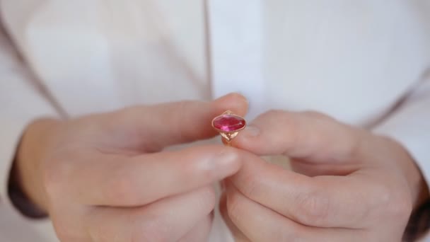 Mans hands hold a old golden drahokam ring — Stock video