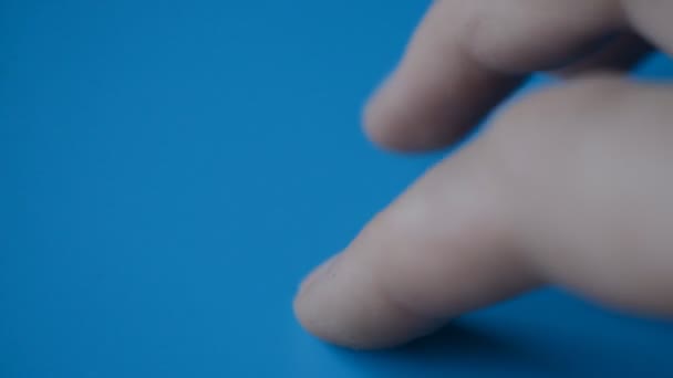 Мужские пальцы стучат на синем фоне — стоковое видео