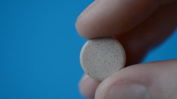 Marrón píldoras dedos masculinos — Vídeo de stock