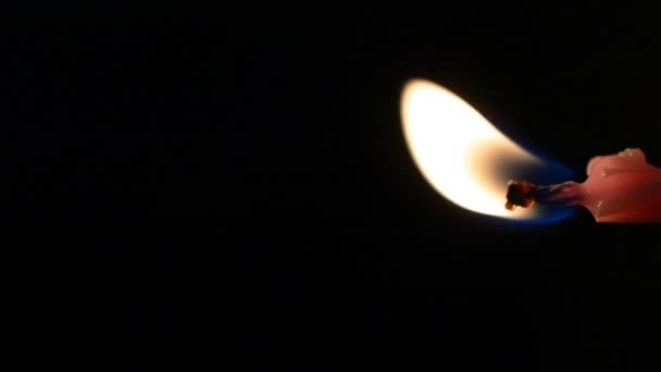 Полум Свічки Вислизає Вітру Чорному Фоні Вертикальне Відео — стокове відео