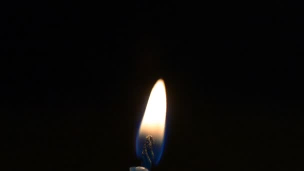 Κερί Φλόγα Εξαιρετικά Κοντά Ένα Μαύρο Φόντο — Αρχείο Βίντεο