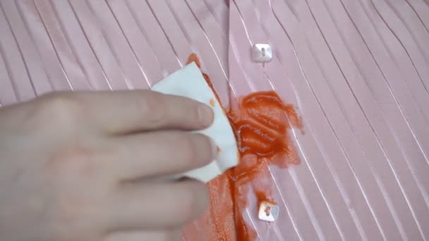 Ketchup Molho Camisa Rosa Homem Close — Vídeo de Stock