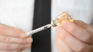 Güçlü antibiyotik enjeksiyonu yakın çekim, iş adamı elleri
