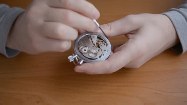 Watchmaker is repairing the mechanical old watches in his workshop — Stock Video