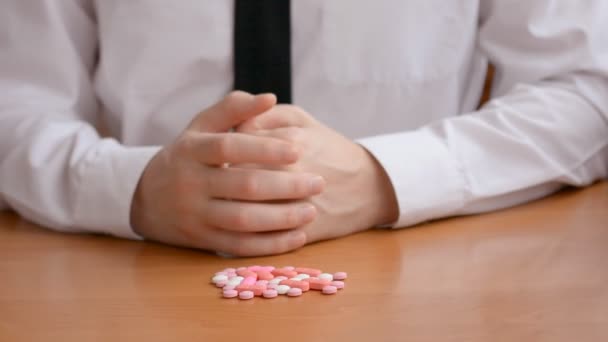 Drogok és tabletták használata a mindennapi életben a hangulat érdekében, az orvosi stimulánsok fogalma — Stock videók