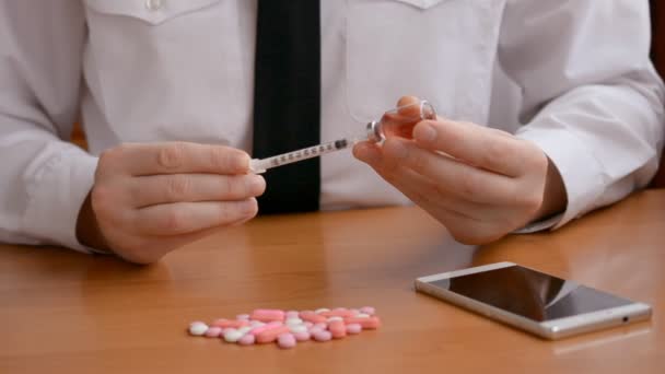 Businessman preparing an injection in the workplace — 비디오