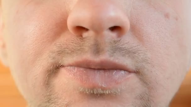 Kauwgom in de mannelijke mond — Stockvideo