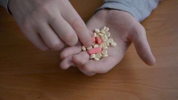 Mano Del Hombre Con Pastillas Drogas Rosa Cerca — Vídeos de Stock