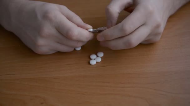 Mano Del Hombre Toma Pastillas Analgésicos Blancos Del Primer Plano — Vídeos de Stock